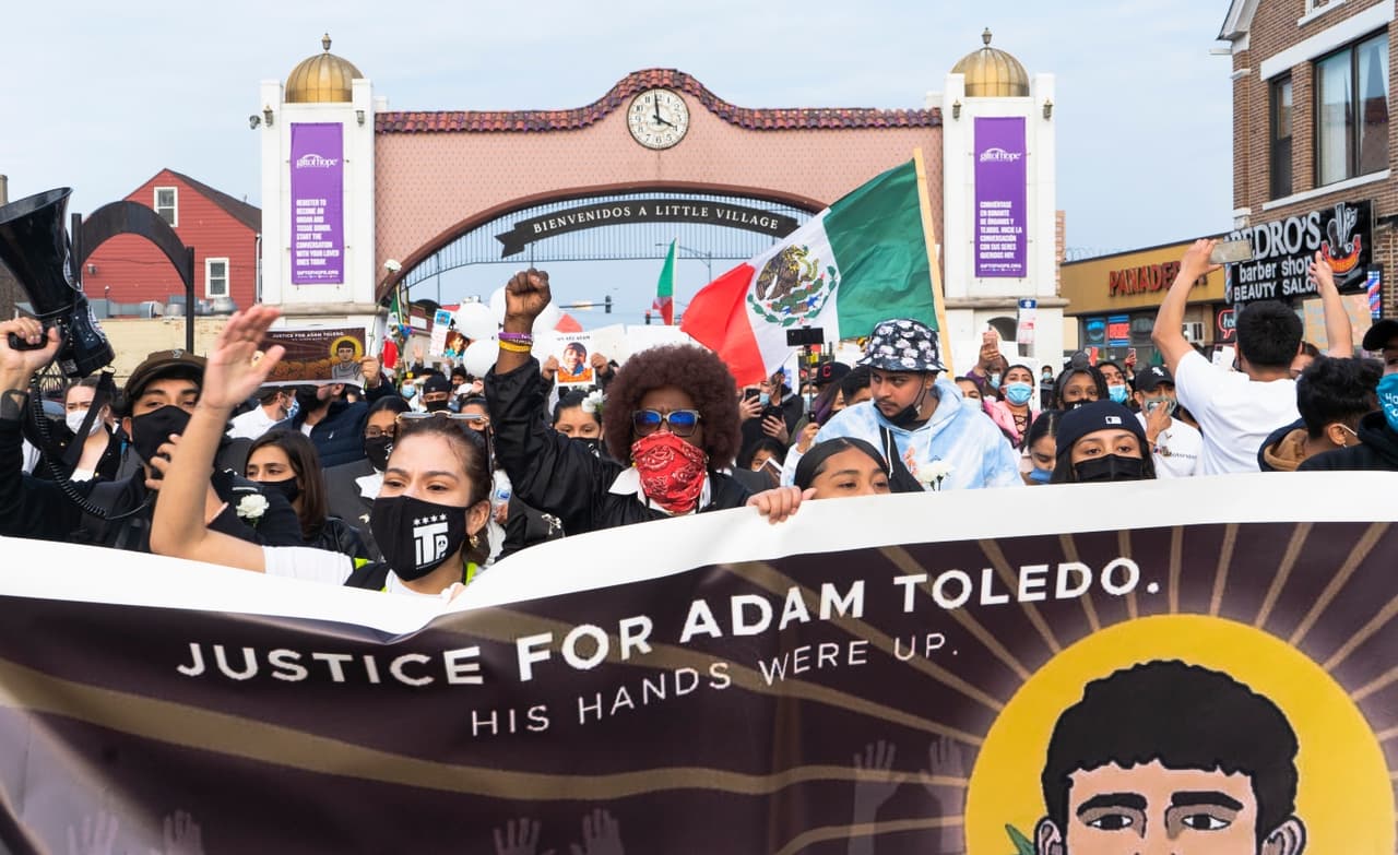 Román estaba relacionado con un crimen con un arma, que después obtuvo Toledo.
<br>