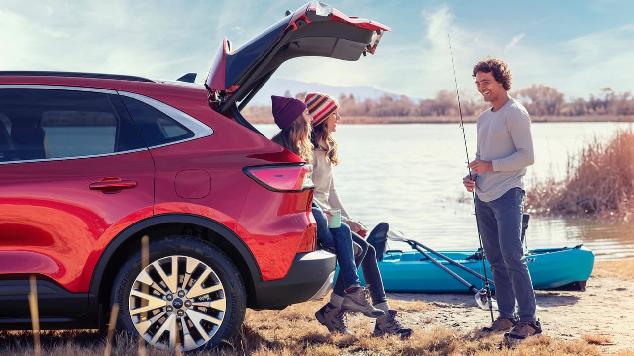 <b>Olvídense del paisaje</b>. La Ford Escape 2020 cuenta con la conveniencia, y distracciones, del sistema de conectividad -por suscripción- FordPass Connect, que 
<b>provee WiFi hasta para 10 dispositivos</b>, ofrece acceso remoto al vehículo, permitiendo al su dueño, localizar el vehículo, abrir y cerrar los cerrojos y hasta encender el motor a través del 
<i>smartphone</i>. El auto cuenta con una superficie de carga inalámbrica en la consola así como con conectores USB tipo A y tipo C, y tres enchufes de 12 voltios en la cabina.