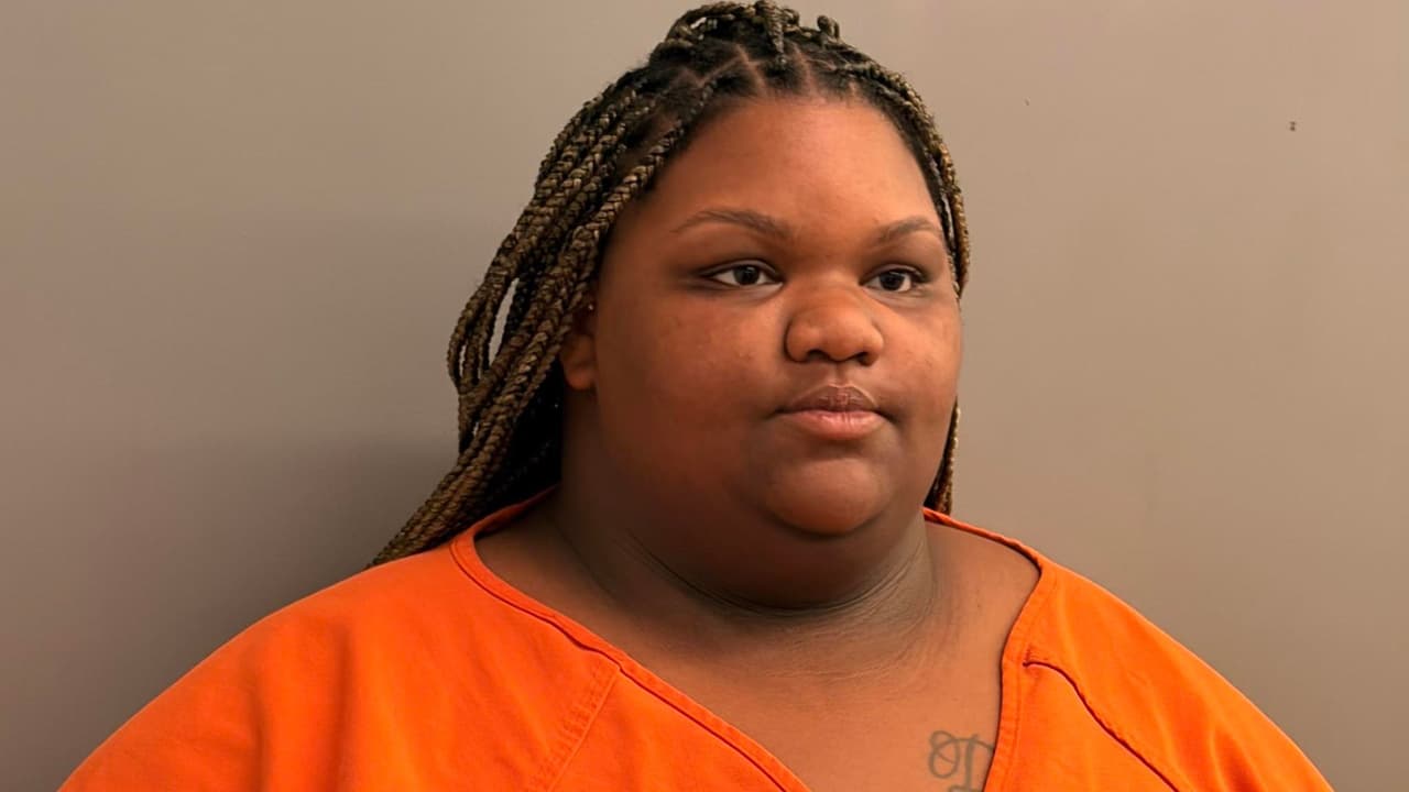 Niña de dos años es hallada caminando sola y vestida con un pañal: su madre tenía seis órdenes de arresto