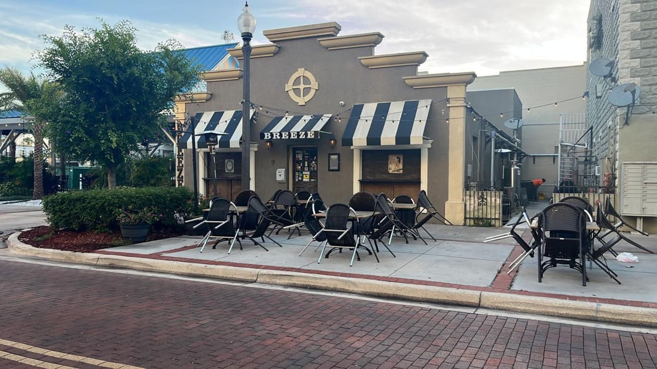 Autoridades de Kissimmee investigan tiroteo en un bar que dejó a una trabajadora herida