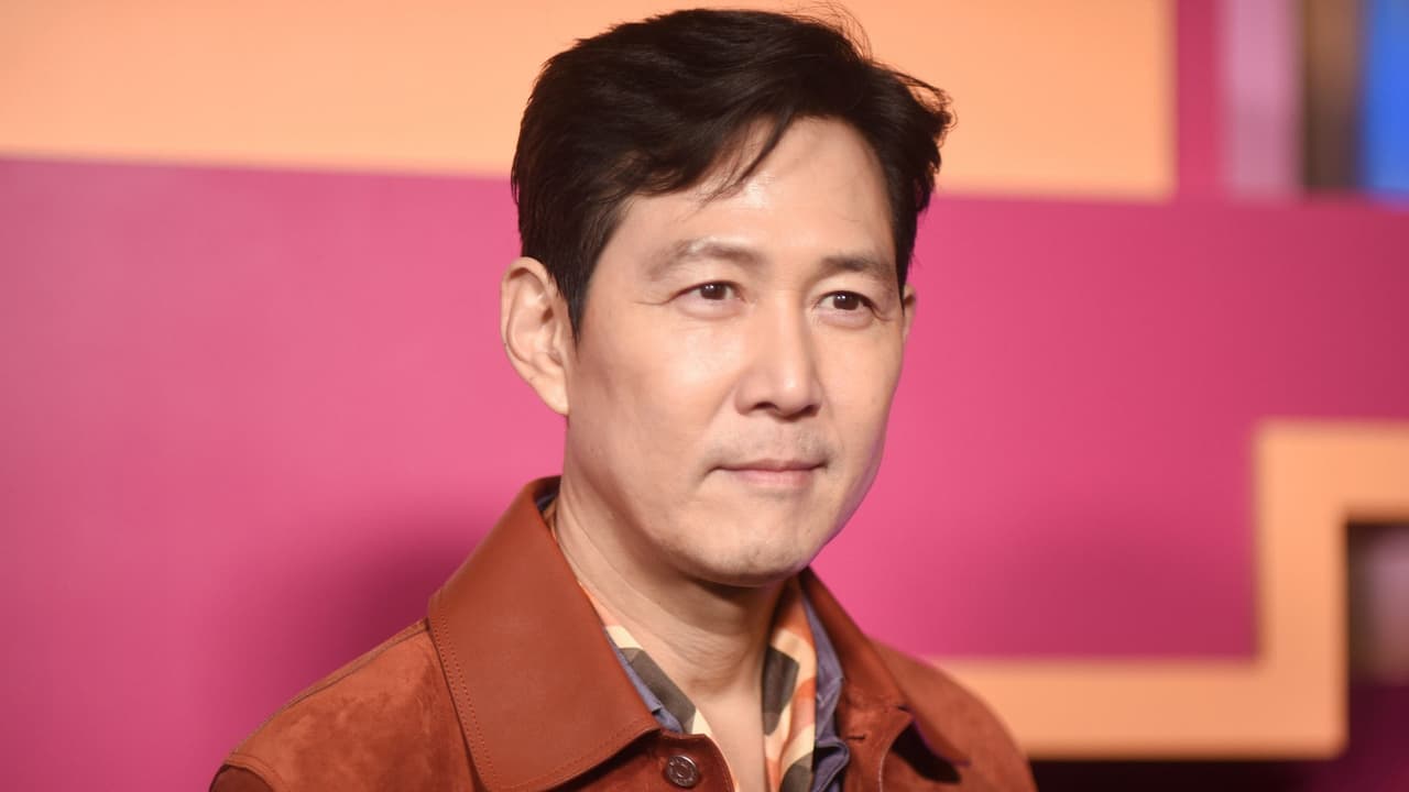 Tras la tensión de la primera temporada de El Juego del Calamar, el protagonista Seong Gi-hun regresa a la competencia con un solo objetivo: 
<b>terminar con los responsables de las sangrientas dinámicas </b>y poner fin a la pesadilla que lo cambió para siempre. Al final de 
<a href="https://www.univision.com/temas/el-juego-del-calamar" target="_blank">la primera temporada de El Juego del Calamar</a>, Gi-hun logró lo impensable: 
<b>ganó el premio de 45,600 millones de wones surcoreanos, lo que equivale a unos 30,915,687 dólares (según el tipo de cambio al cierre de 2024)</b>. 
<i>Pero, ¿qué harías tú con esa impresionante suma de dinero?</i>