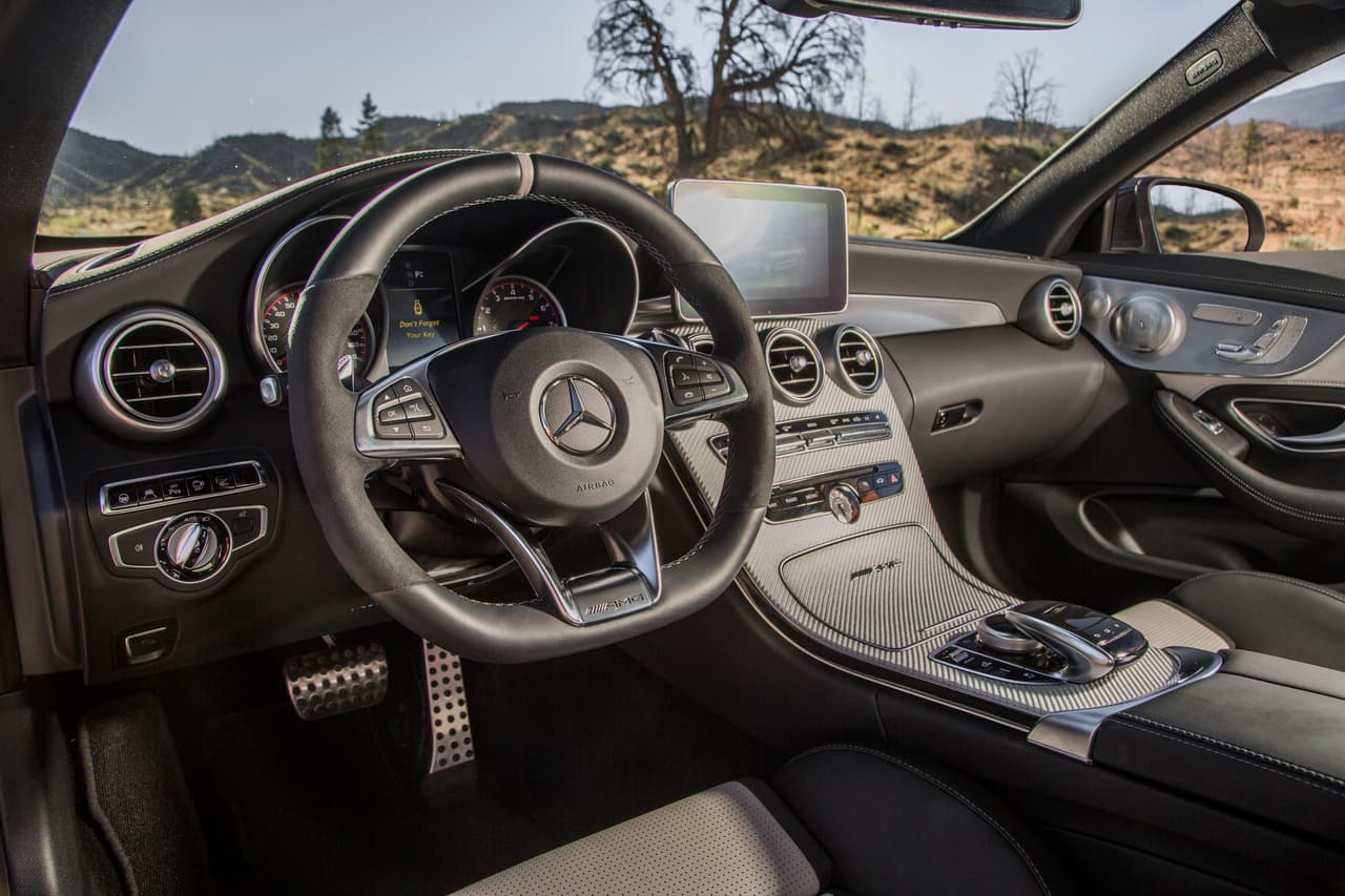 La elegante cabina de la Clase-C de Mercedes-Benz se transforma en un espacio dedicado al manejo deportivo en el Mercedes-AMG C63 Coupé 2017. Las maderas son sustituidas por aluminio y fibra de carbono y los controles exclusivos de AMG conectan al auto directamente con su herencia de competidor