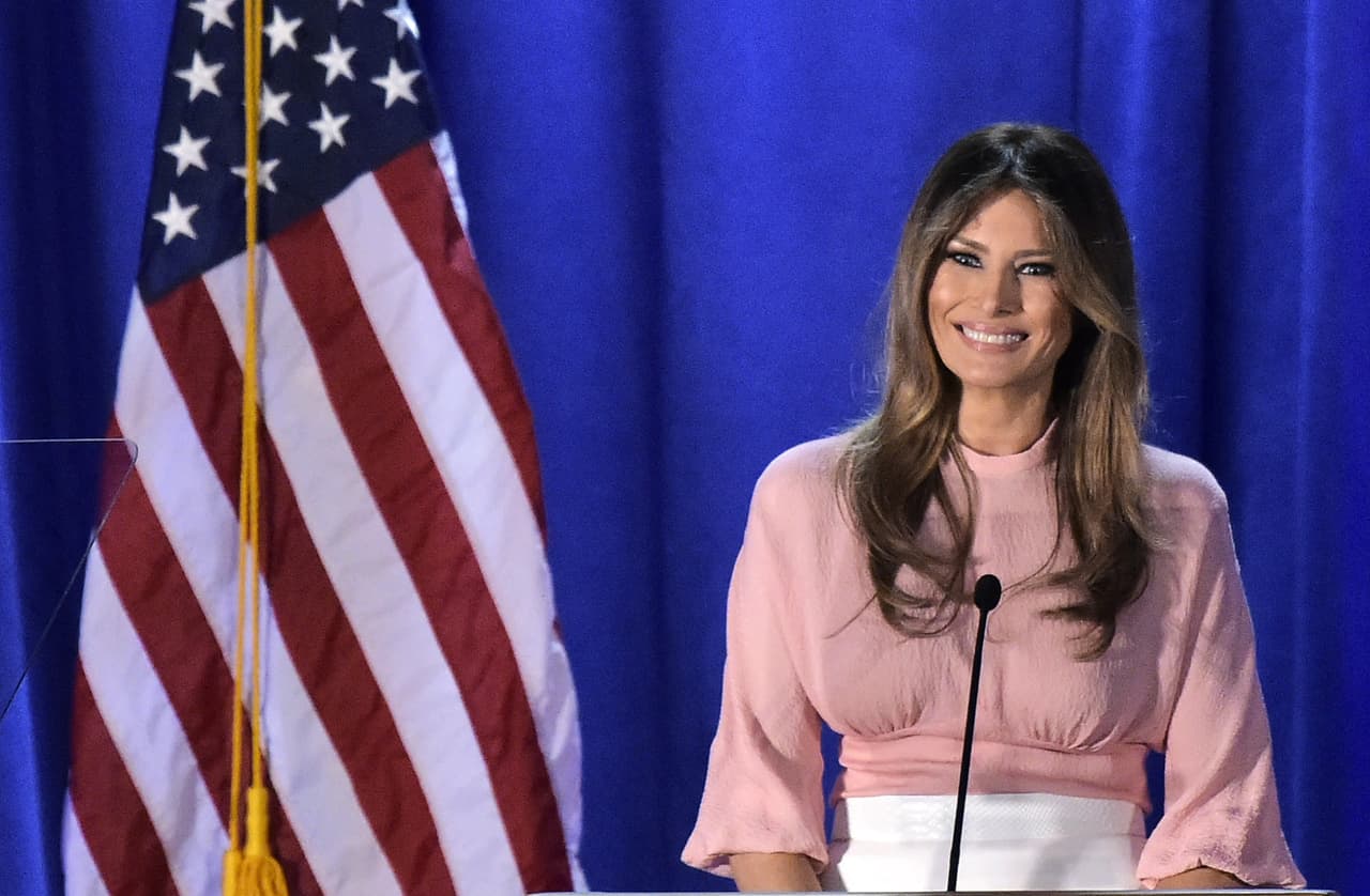 Vestida de rosa, vestida para la polémica. 
<b><a href="http://www.univision.com/noticias/elecciones-2016/melania-se-presenta-como-una-inmigrante-en-pennsylvania-para-ayudar-a-ganar-a-trump">La esposa del candidato presidencial Donald Trump volvió a aparecer en campaña en un discurso en Filadelfia</a></b>, en el que dijo que de llegar a ser primera dama trabajaría en rebajar el acoso que sufren los niños y las mujeres en Interne. Un punto especialmente polémico considerando los acosos que se le imputan a su marido Donald Trump. Su blusa rosada en crepé no fue una decisión muy acertada, una vez que el corte imperio y los recogidos hacían que se resaltara demasiado su busto ante las cámaras.