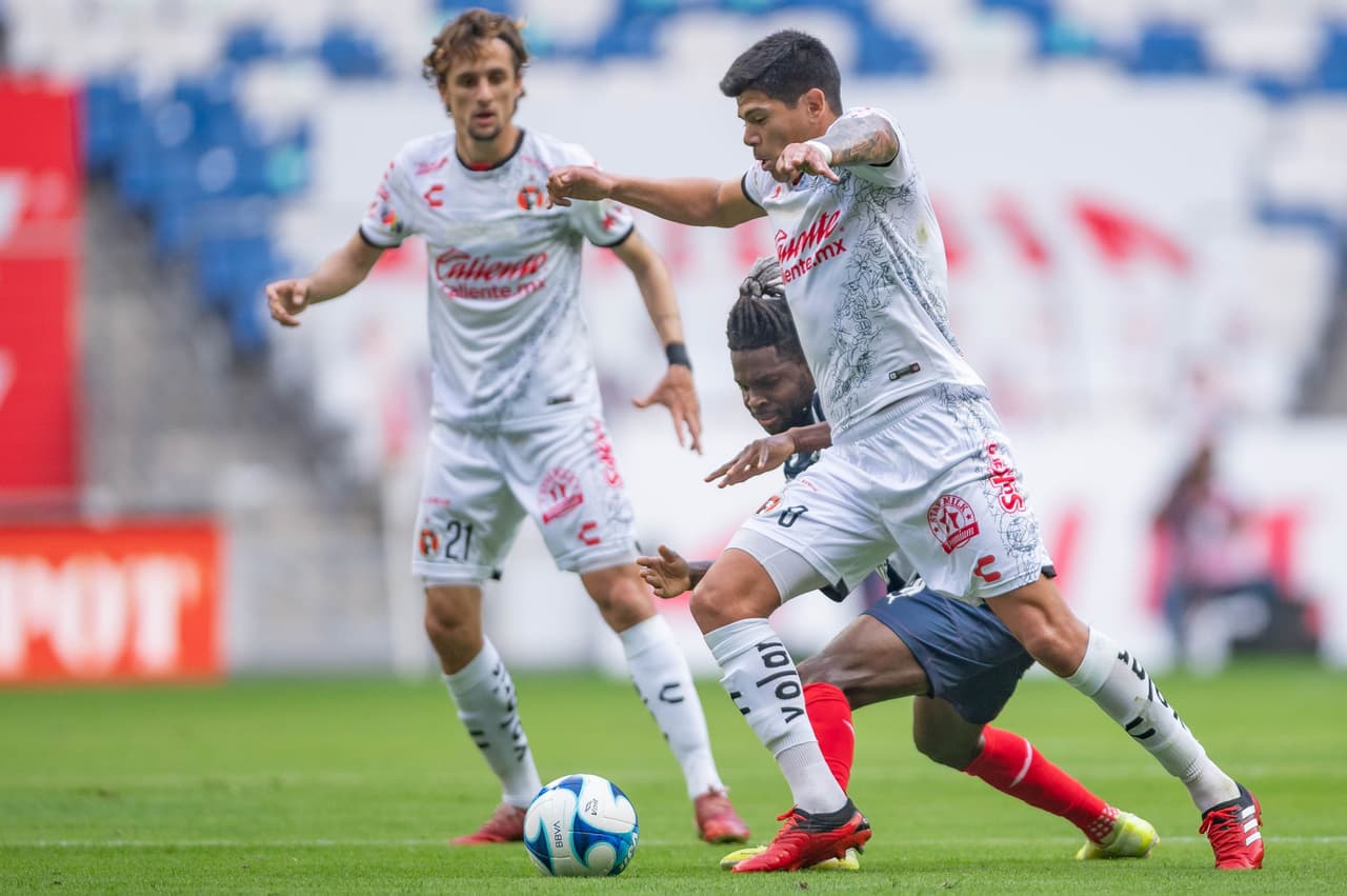 En un duelo muy cerrado, las anotaciones de Maxi Meza y Mauro Manotas hacen que Monterrey y Tijuana dividan los puntos. Los regios acumulan una racha de tres encuentros sin poder ver la victoria. Con el empate Xolos se mantiene en la cuarta posición de la tabla con 13 unidades.