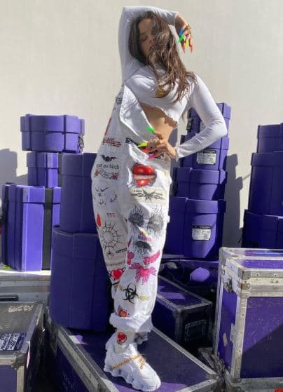 Y es que Pilar es la estilista y fotógrafa personal de Rosalía. En entrevista con 'La Vanguardia' explicó que no lo ve como trabajo, debido a que siempre han sido muy unidas: "Hemos crecido juntas. En casa siempre ha habido revistas de moda, libros, pelis… Eso hace que tengamos un mundo referencial muy parecido. Por lo tanto, si cuando éramos niñas jugábamos juntas, no es raro que lo sigamos haciendo. Trabajar con ella no es trabajar, es ser nosotras como siempre hemos sido."