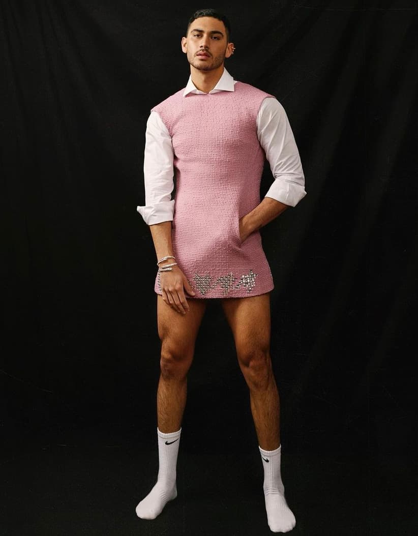 Aunque hubo quienes lo criticaron, otros lo llamaron “icónico” y “revolucionario” en Twitter: “Lo de Alejandro Speitzer me parece una oportunidad para que hombres cis heterosexuales abran su mente y entiendan que no es necesario ser gay o mujer para usar falda. La ropa no tiene género”.