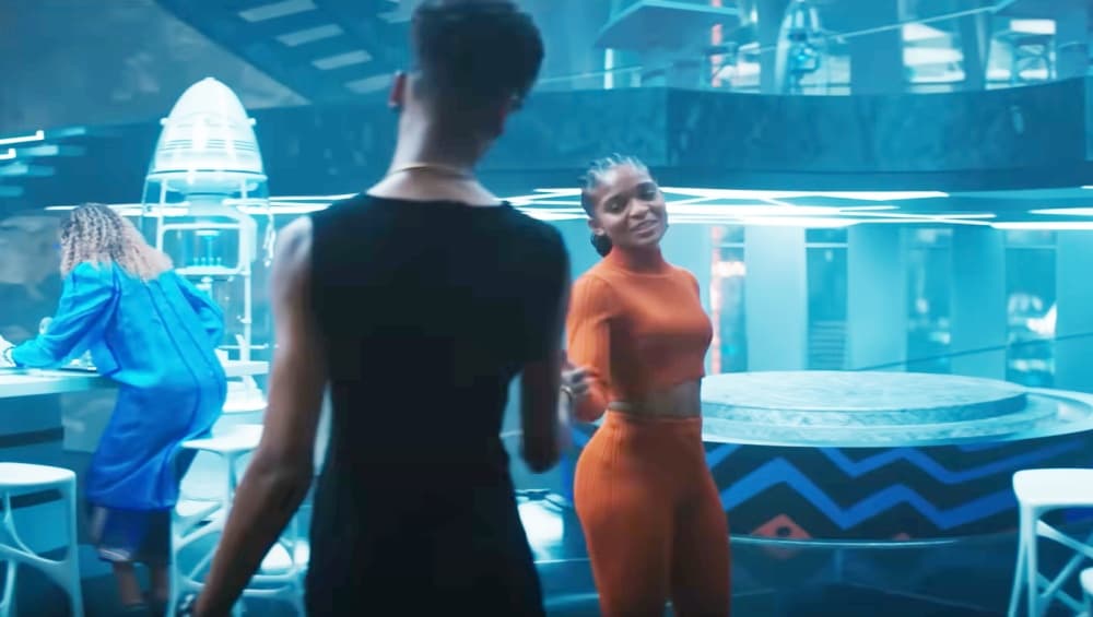Shuri y Riri Williams en un laboratorio de Wakanda