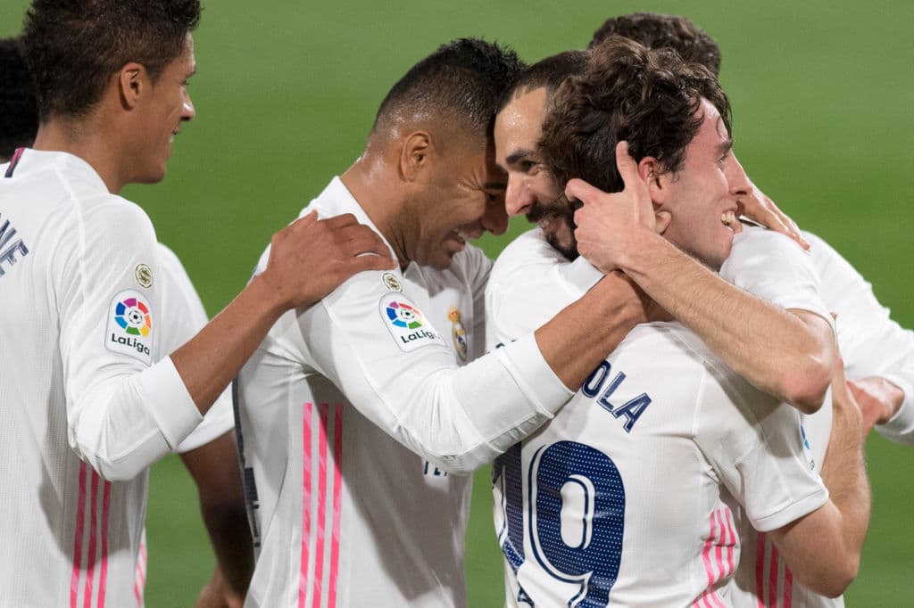 Con dos goles y una asistencia, Karim Benzema se echa el equipo al hombro y 'los blancos' vencen 0-3 al Cádiz en la jornada 31 del futbol español.
