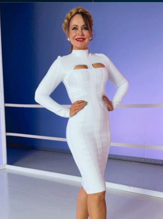 Spanic compartió el martes 20 de julio en su cuenta de Instagram esta foto en la que apareció con un deslumbrante vestido blanco durante el último día grabaciones de 
<b>Si Nos Dejan</b>, en donde actúa al lado de 
<b><a href="https://www.univision.com/shows/despierta-america/alexis-ayala-reclama-al-escuchar-que-marcus-ornellas-sera-el-amor-bonito-de-mayrin-villanueva-en-si-nos-dejan-video" target="_blank">Alexis Ayala, Mayrín Villanueva y Marcus Ornellas</a></b>, entre otros.