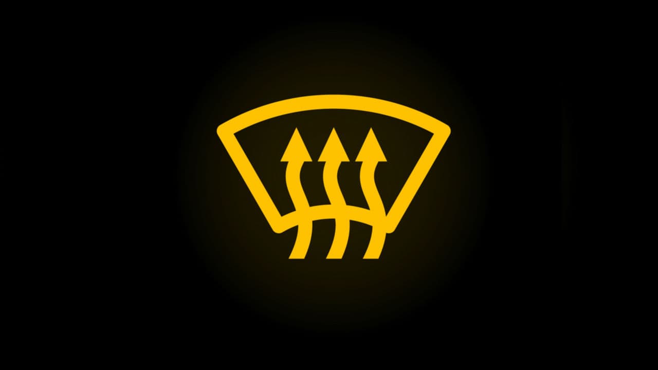 <b>Desempañador delantero</b>
<br>
<br>Te recuerda que el desempañador del parabrisas está activado.