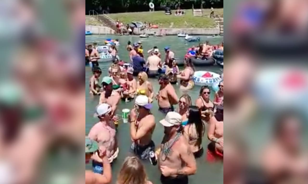 Video en las redes sociales muestra a cientos de personas aglomeradas en un río de Texas