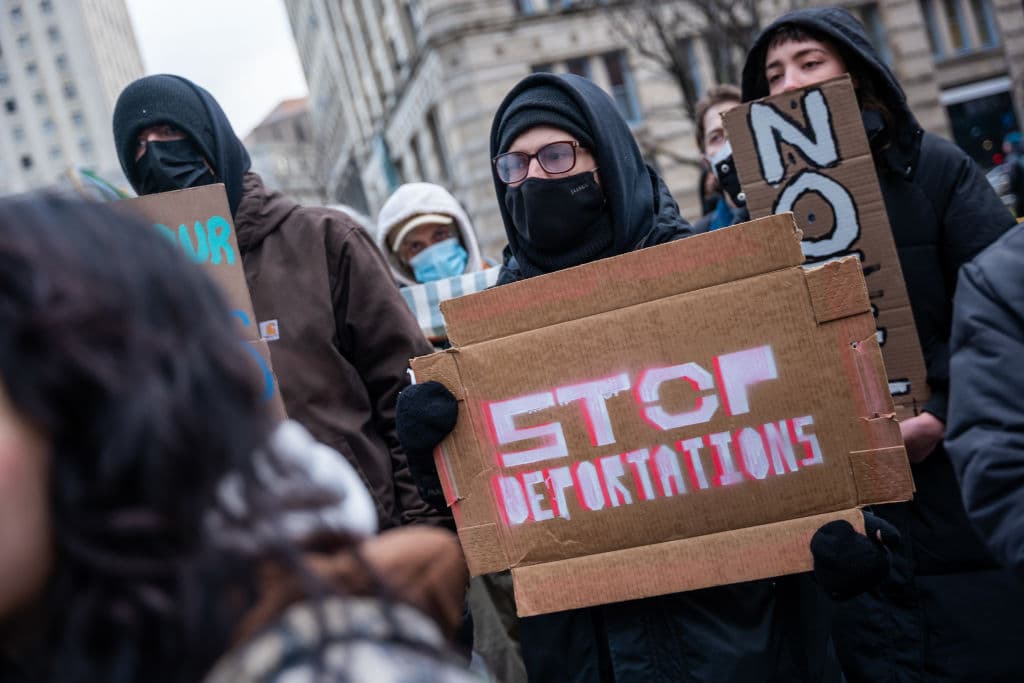 La protesta coincide con una demanda del Departamento de Justicia contra las autoridades estatales de Nueva York, incluyendo a la gobernadora y la fiscal general.