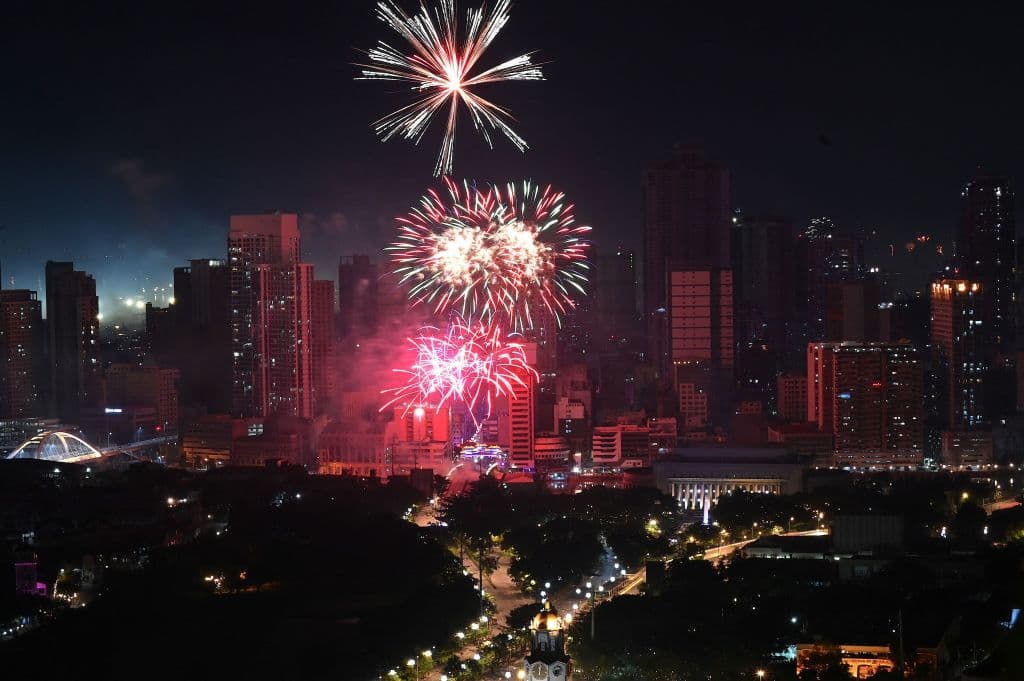 Fuegos artificiales marcan la llegada del año nuevo sobre el parque Rizal de Manila, la capital de Filipinas.