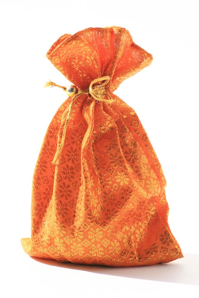 De preferencia debes cerrar la bolsa o coserla con un hilo de color naranja o verde, esto ayudará a que todo quede perfectamente guardado y no se escapen ninguna de las cosas que estás pidiendo.