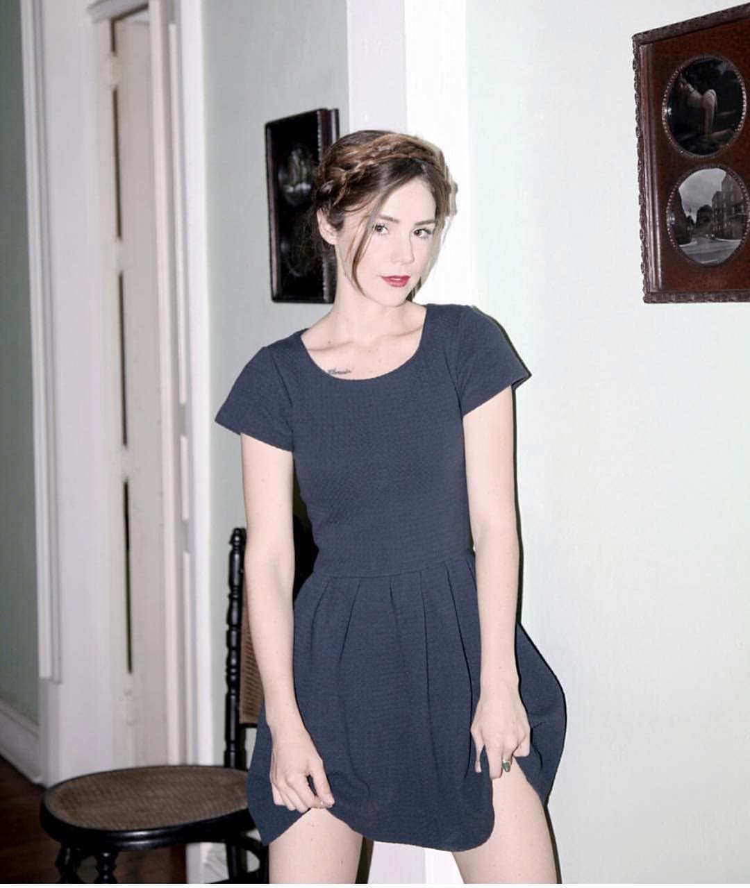 Desde que comenzó el confinamiento, la actriz ha estado muy activa en redes sociales contando sobre sus proyectos, además de su experiencia de estar 
<b><a href="https://www.univision.com/radio/el-free-guey/camila-sodi-revela-como-descubrio-que-ella-y-su-hija-estan-contagiadas-de-covid-19-video">contagiada con coronavirus</a></b>. 
<br>