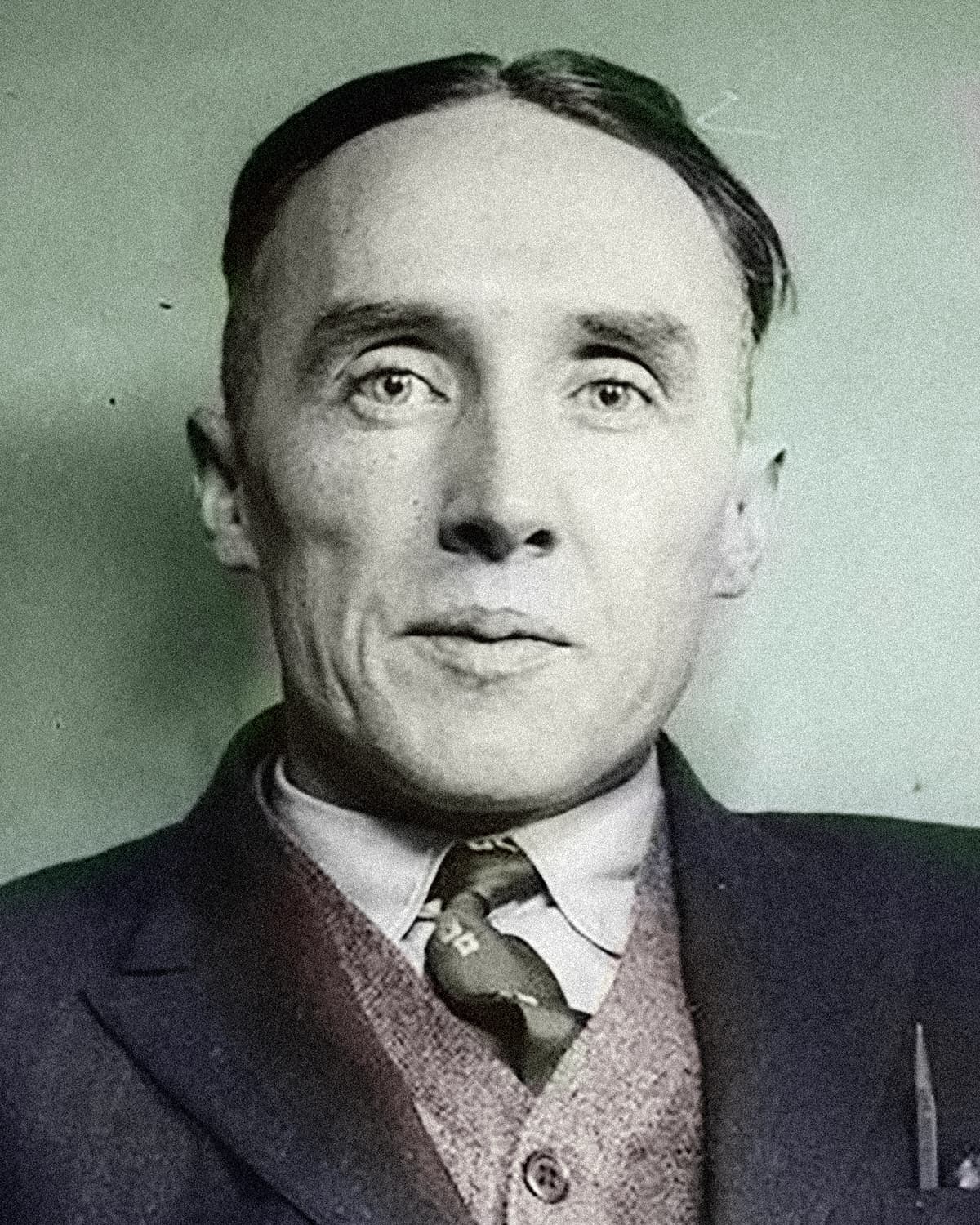 <b>Gerald Chapman.</b> De una familia de origen irlandés, nació en Brooklyn, Nueva York, en 1887. Allí se formó como ladrón, asesino y contrabandista, y fue arrestado por primera vez a los 14 años. Fue considerado uno de los criminales más peligrosos de su tiempo y condenado a muerte a la edad de 29 años.