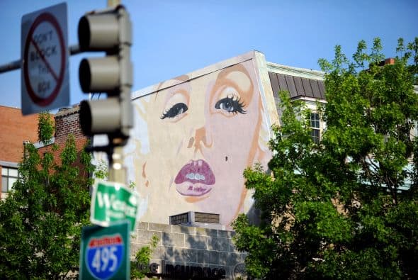 El célebre vestido blanco plisado, firmado por el diseñador de vestuario estadounidense William Travilla, hizo de Marilyn Monroe un símbolo sexual y dio al séptimo arte una de sus escenas más legendarias. Fue el artículo más prestigioso del remate el sábado, que incluyó unas 700 piezas.