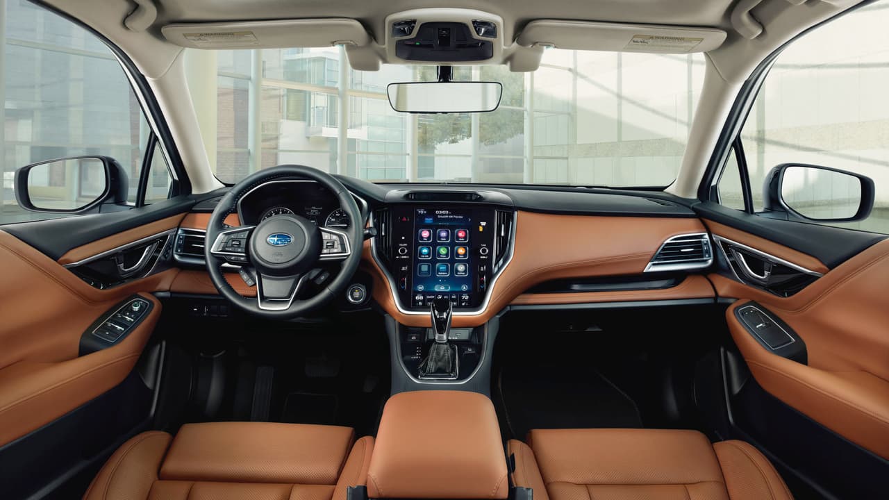 Nunca antes un modelo de Subaru contó con un
<b> interior de un aspecto tan moderno</b> como el del nuevo Legacy 2020, lo que representa un verdadero quiebre con la tradición de diseños extremadamente conservadores de la marca.
<br>El Subaru Legacy 2020 cuenta con un
<b> sistema de mitigación de distracción del conductor </b>que cuenta con una cámara enfocada a la cara del conductor con tecnología de reconocimiento facial que puede interpretar señales de cansancio en la cara y hacer las alertas necesarias.