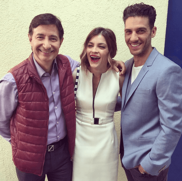 Los actores aprovechan los momentos libres para tomarse divertidas fotos.