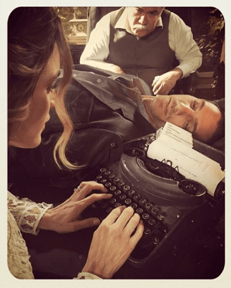 Irene apoya en todo momento a Erick para que sus escenas queden perfectas.