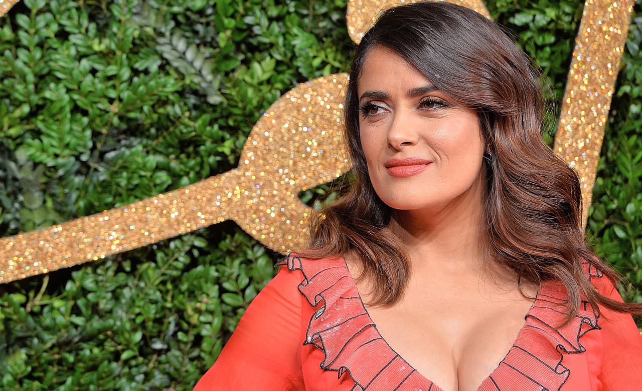 En paralelo a su carrera cinematográfica Hayek ha sido la imagen de marcas de cosméticos como Avon y Revlon