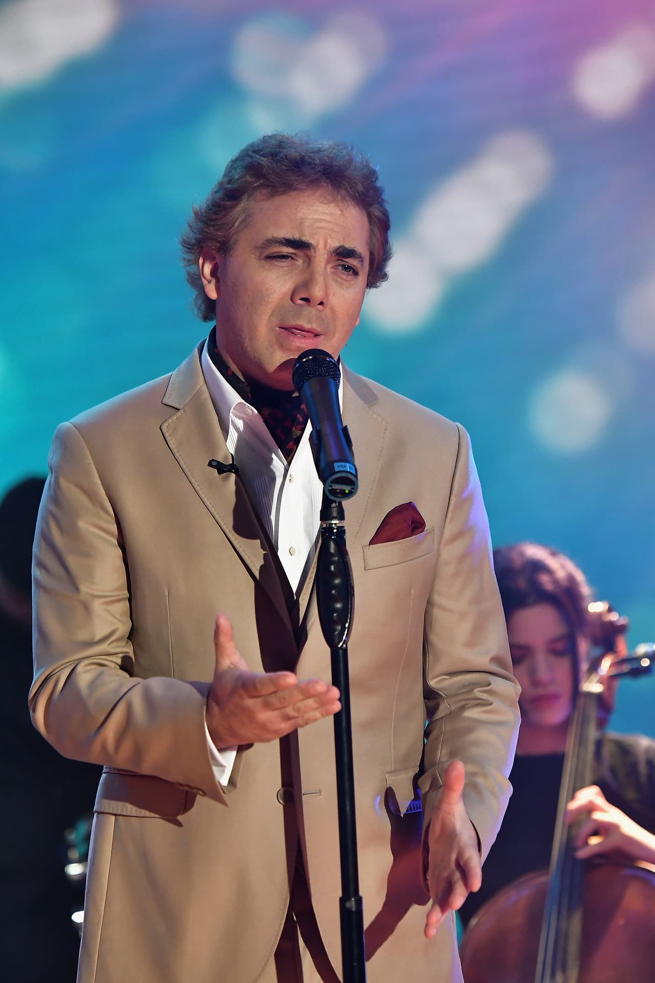 El single "Tu retirada" escrita por el legendario cantautor mexicano, José Alfredo Jiménez, fue incluido en "El Indomable".