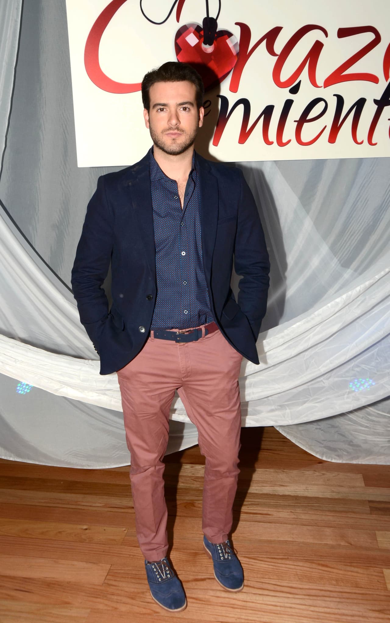 Y basto para que quedaran enamoradas del guapo actor de 28 años.