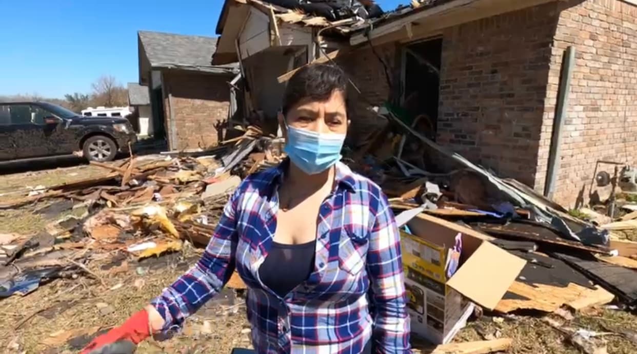 Tornado destruye la casa de una familia hispana, menos la repisa con la virgen de Guadalupe