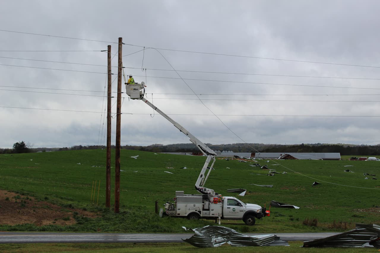 "Las cuadrillas llegaron para restaurar la energía después de que los fuertes vientos y un posible tornado tocaran tierra cerca del área de Burnsville", indicaron.