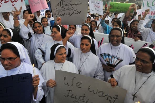 Pakistán amaneció conmocionado por la peor matanza cometida por los talibanes contra la comunidad cristiana, que costó la vida a más de ochenta personas y pone en jaque la estrategia de diálogo del Gobierno con los radicales. El último recuento ha elevado a 82 el número de fallecidos, que aún puede subir dado el estado crítico de varios de los más de 140 heridos ingresados en hospitales de la localidad noroccidental de Pesháwar, en una de cuyas iglesias se produjo la masacre. "No teníamos palabras ante el horror que teníamos delante", explicó hoy a Efe el director de la Liga Interconfesional de Pakistán (APIL), el cristiano Sayid Ishaq, quien visitó ayer junto a diversas autoridades regionales a las víctimas hospitalizadas. "No es solo un atentado contra nuestra minoría, sino también contra la humanidad de este país", dijo Ishaq, quien calificó la situación tras el ataque "como la peor sufrida hasta ahora por los cristianos paquistaníes".