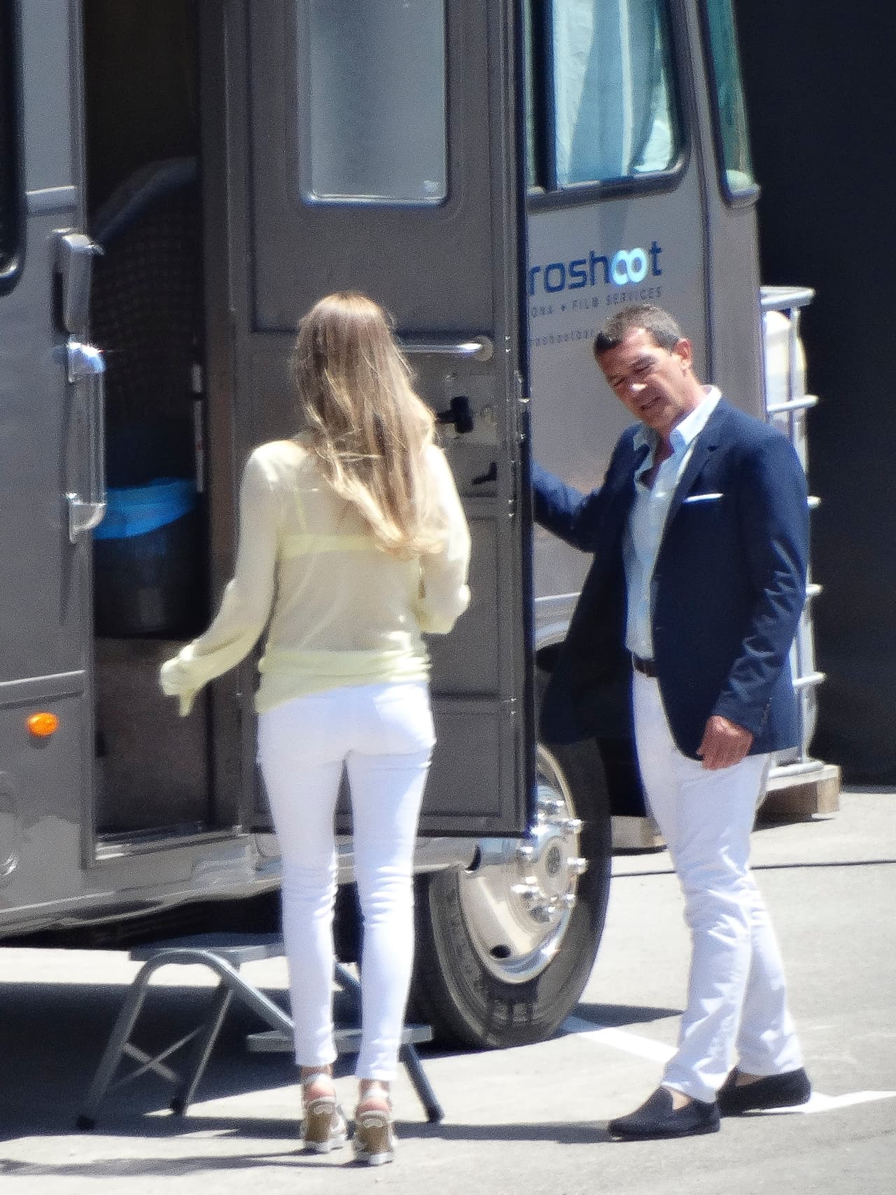 Los paparazzi captaron al actor de paseo con su novia en Barcelona.