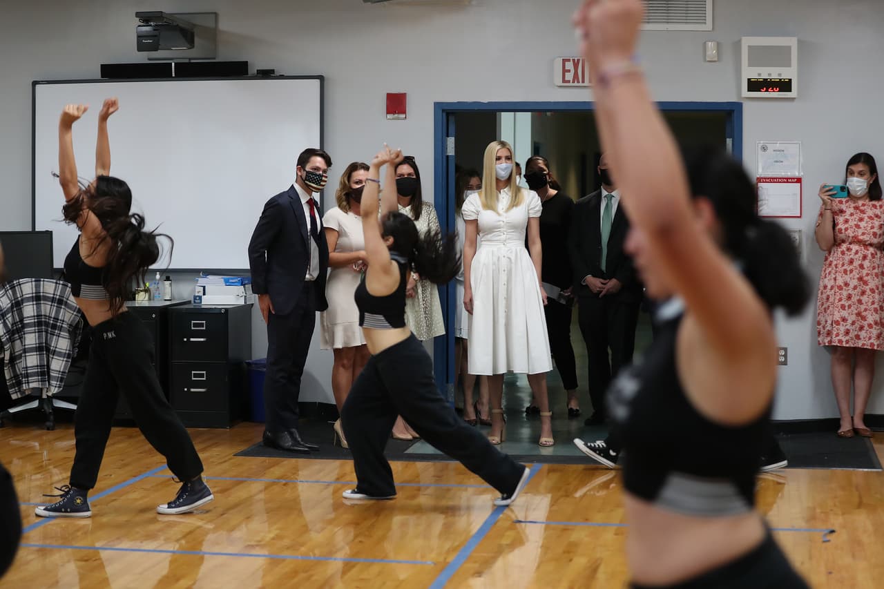 Antes, Ivanka Trump hizo una parada en la escuela chárter SLAM, donde se reunió con estudiantes y parte del staff. 
<br>