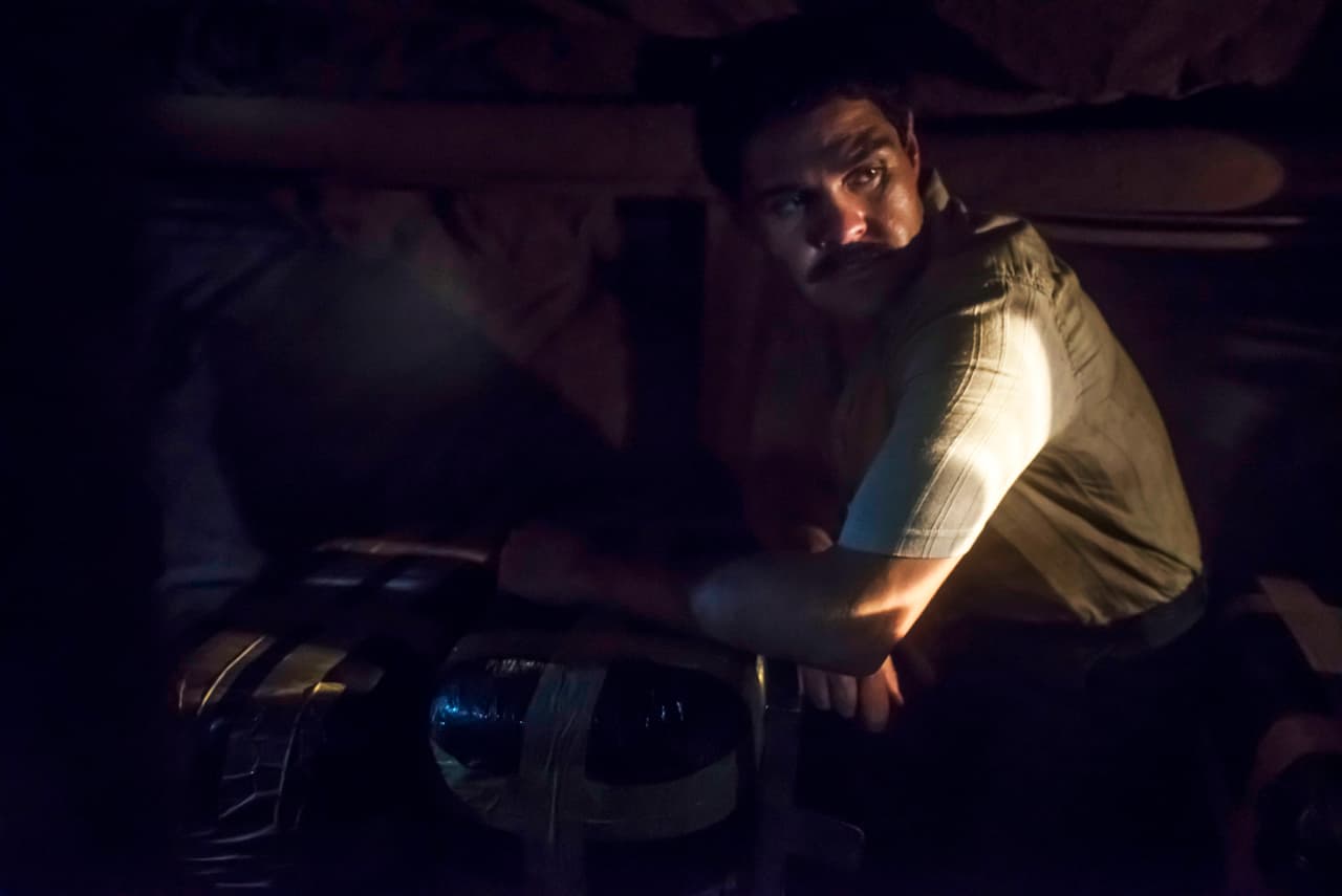 Él, sus hombres y su compadre 'El Rayo' metieron los paquetes de droga en el túnel y comenzaron el traslado subterráneo.