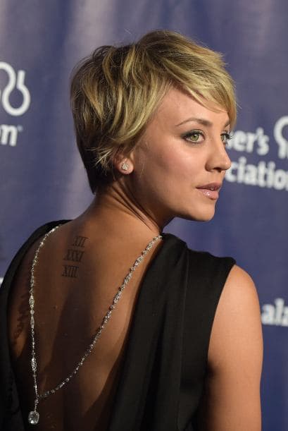 ‘Backless’. Un vestido con espalda abierta, acompañado por un collar que cae hacia atrás. Una apuesta original.