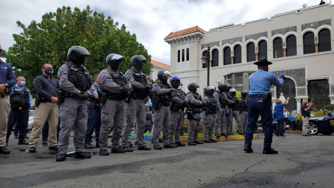 “Los médicos, enfermeros, personal administrativo, personal de mantenimiento y de seguridad de los hospitales son la primera línea de defensa para ayudar a nuestro pueblo a batallar contra este contagioso virus", sostuvo el teniente coronel García.