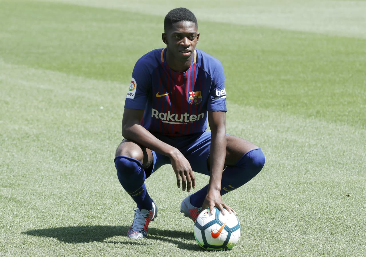 Dembélé es muy efectivo para romper defensas y desequilibrante por su rapidez y comprensión del juego, aunque todavía está en proceso para ser más simple y ajustado en el juego de equipo.
