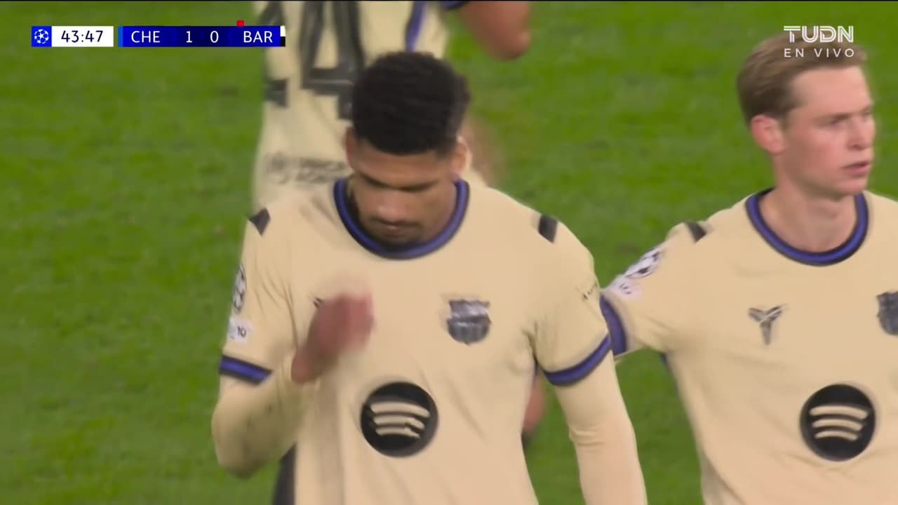 ¡Ronald Aráujo pierde la cabeza y se va expulsado!