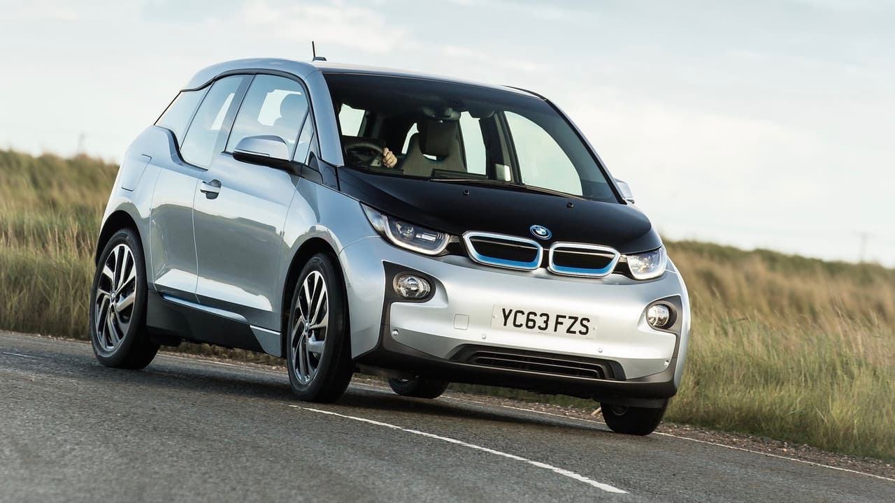 <h3 class="cms-h3-H3">3. BMW i3</h3>
<br>Quien haya manejado un i3 entenderá el enorme atractivo de este vehículo, que a primera vista puede resultar algo extraño. Con modales de manejo aceptables, un interior amplio y hermoso y un extensor de autonomía a gasolina, este pequeño eléctrico que además pierde el 55% en sus primeros años de uso, es una excelente opción en el mercado secundario. Un BMW i3 tarda en promedio 
<b>33.4 días </b>en ser vendido.