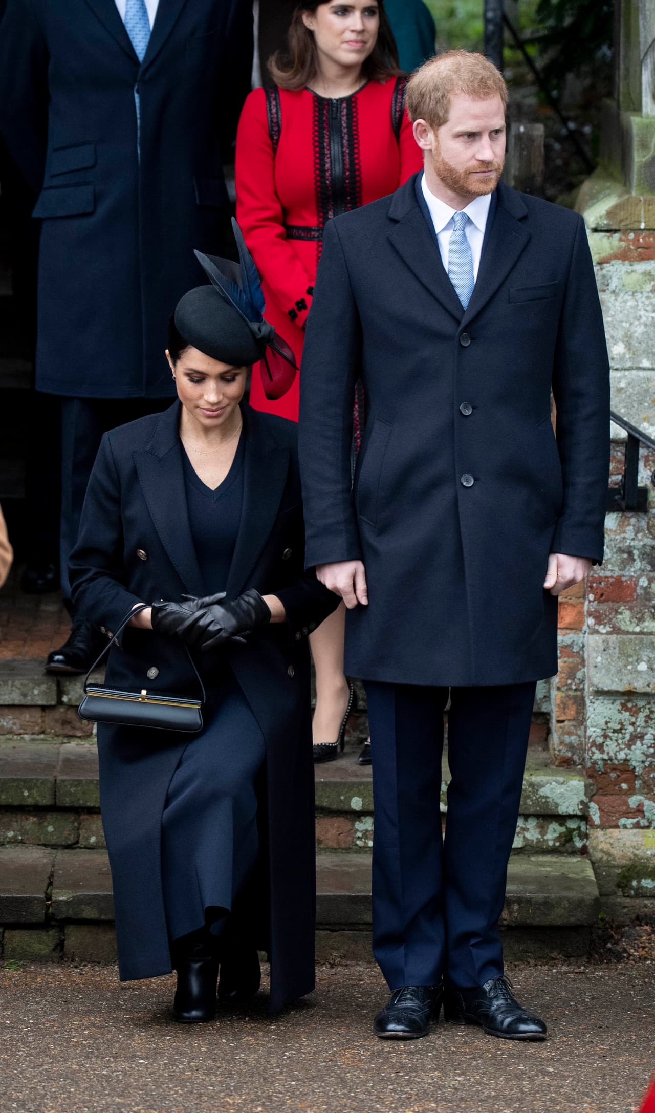 Según la prensa inglesa, la supuesta separación entre los hermanos y sus esposas pudo originarse cuando los duques de Sussex anunciaron que
<b><a href="https://www.univision.com/entretenimiento/realeza/en-fotos-la-mansion-por-la-que-meghan-markle-y-el-principe-harry-dejan-el-palacio-de-kensington-fotos">dejaban el palacio de Kensington para irse a vivir en Frogmore House</a></b>, pero también desde la boda de Meghan y Harry, cuando las duquesas discutían el atuendo que vestiría la princesa Charlotte.