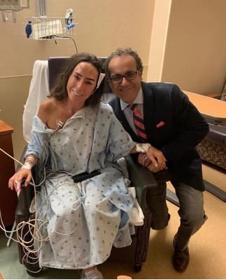 "El procedimiento, en ambas ocasiones, estuvo a cargo del 
<b>doctor Alfredo Quiñones Hinojosa</b>, a quien con base en mi experiencia, considero el mejor cirujano de México. Me atrevo a afirmar que 
<b>no pude haber puesto mi vida en mejores manos</b> y no tengo aún con qué agradecerle su profesionalismo y cuidados tanto de su parte como de su equipo de trabajo", aseguró la presentadora.