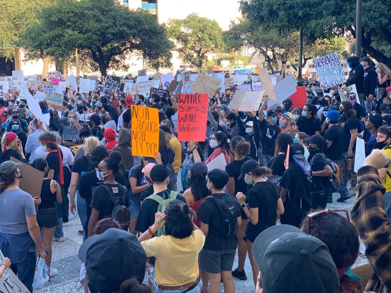 La policía desvió el tránsito vehicular al paso de los manifestantes.