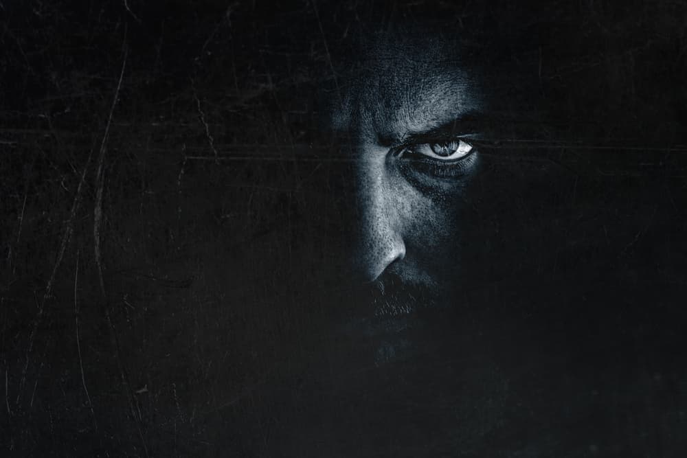 Si es supersticiosa y tiene creencias de ese tipo puede llegar a enfermarse por la sugestión, no por el hecho de la mirada en si pues el ojo es un receptor, recibe energía, pero no la trasmite. ¡Es como pensar que una mujer podría quedar embarazada con solo mirarla!