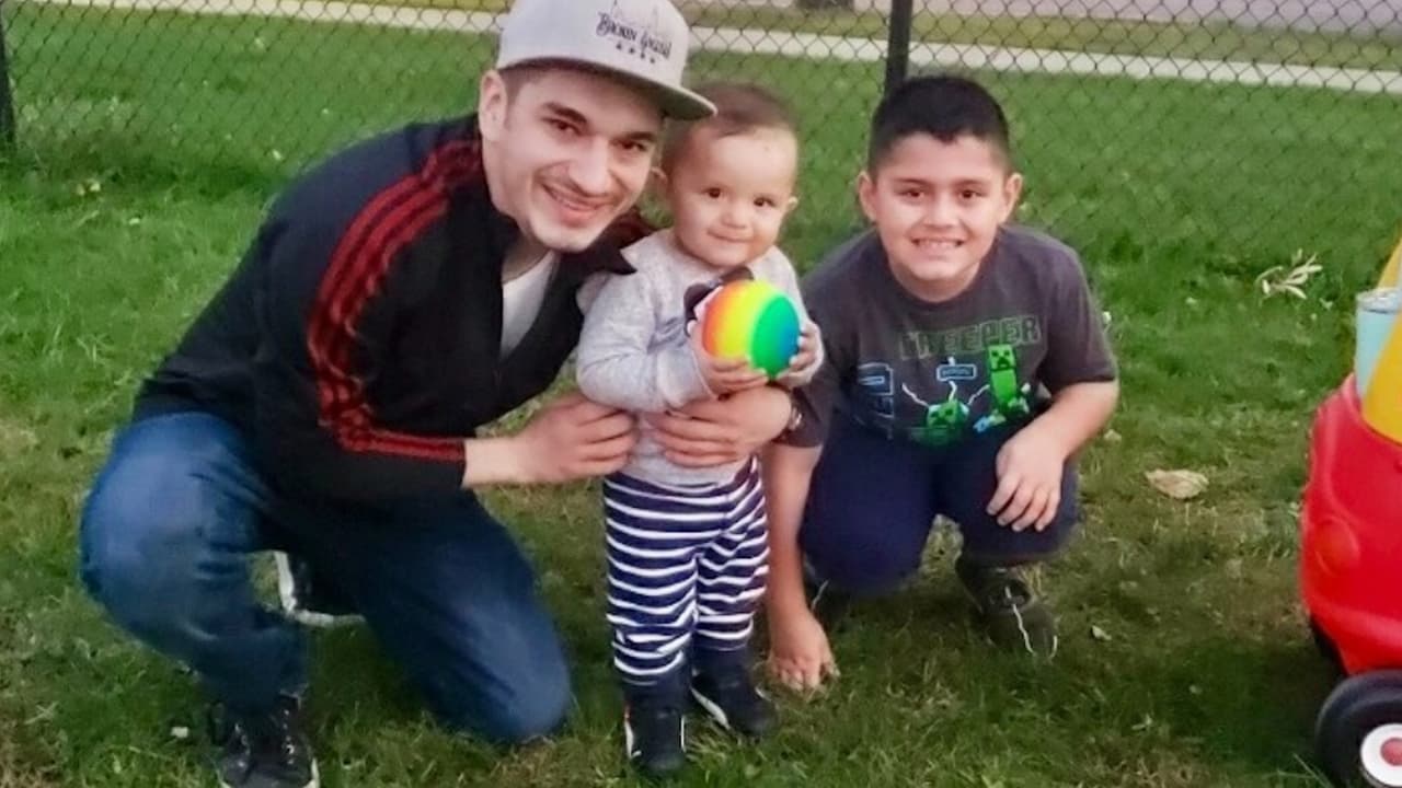 Joven hispano falleció después de vacunarse contra el coronavirus. La familia indica que el individuo, Víctor Martínez, no tenia condiciones pre existentes. "Desafortunadamente, el corazón de Victor se puso debil días después de ponerse la 
<a href="https://www.univision.com/temas/vacuna-covid-19-chicago">vacuna contra el covid-19</a>" , escribió la familia en la página de recaudación de fondos GoFundMe.