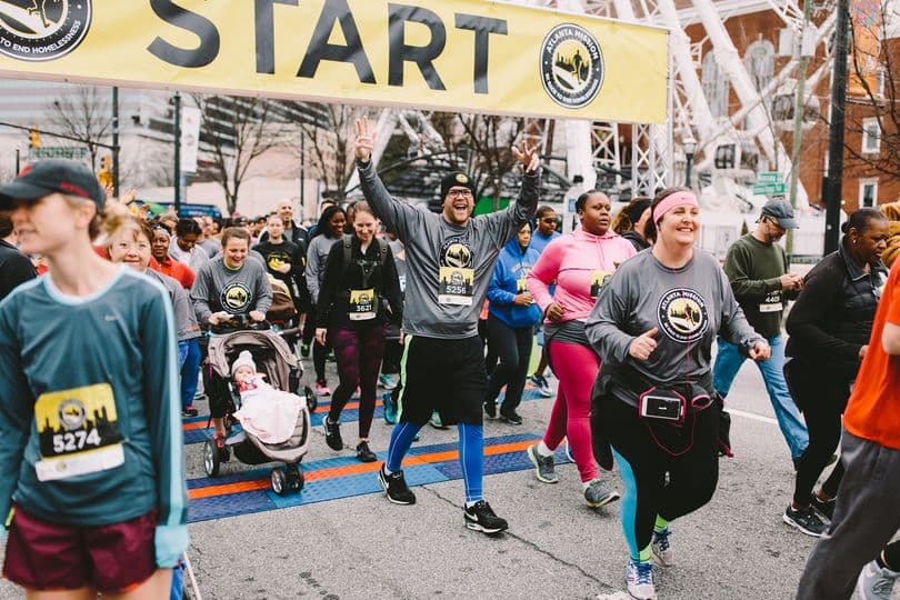 <b><a href="https://atlantamission.org/race/?discoveratlanta">2023 Atlanta Mission 5K Race to End Homelessness (18 de febrero)</a></b>. Miles saldrán a las calles del centro de Atlanta para participar en una carrera, en el frío, para aquellos que duermen en las calles. La cuota de inscripción para la carrera cubrirá una noche de alojamiento y servicios para alguien que de otro modo pasaría la noche en el frío, desamparado.