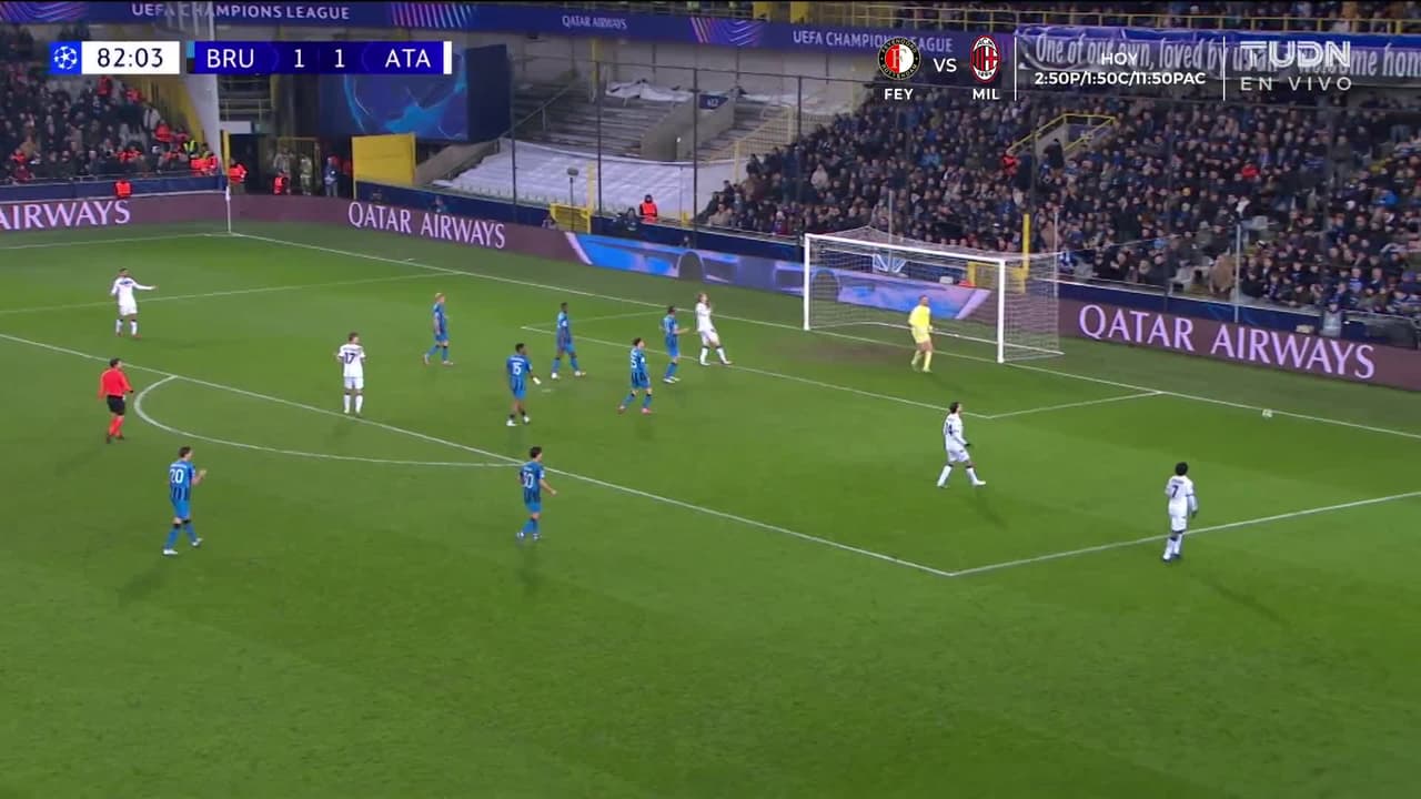 ¡TIRO ATAJADO! disparo por Charles De Ketelaere.