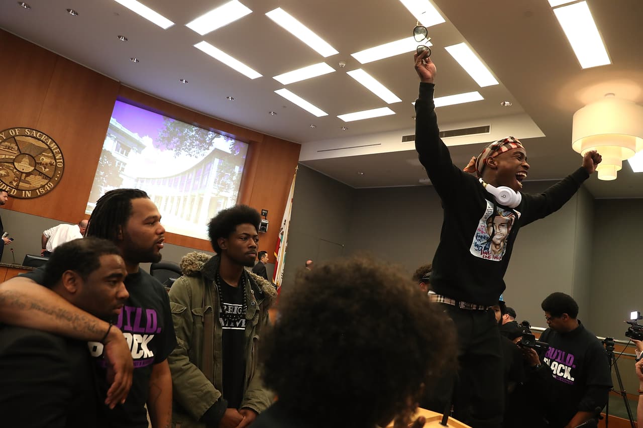 El alcalde de Sacramento,
<b>Darrell Steinberg</b>, tuvo que suspender la reunión por razones de seguridad.