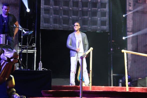 El Rey de la Bachata tuvo casa llena en el Toyota Center este miércoles, ve aquí las mejores imágenes de la noche.