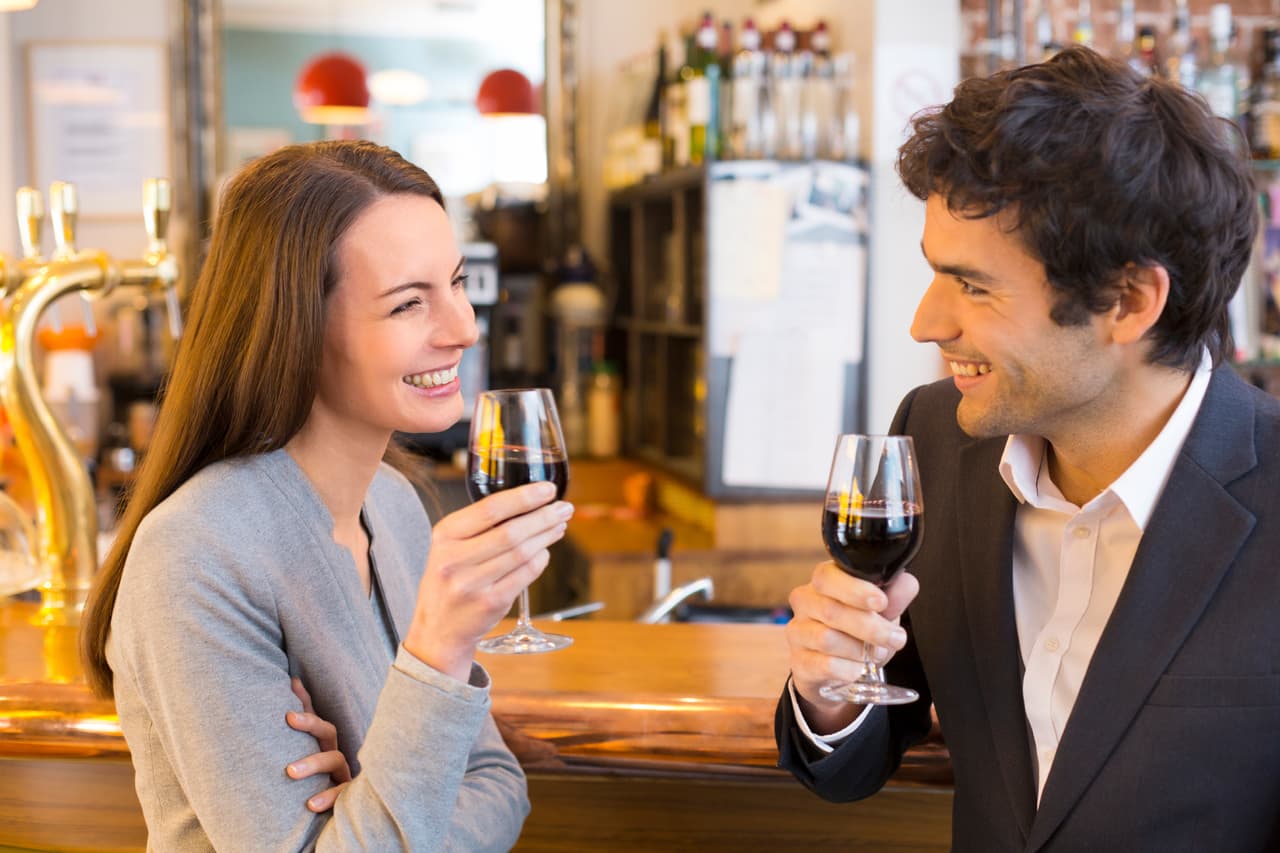 Por elegir un perfume: No hay que discutirlo mucho, sólo es un plus, a él le gusta tu aroma natural. Mientras hayas tomado un baño y te pongas desodorante, todo estará bien.