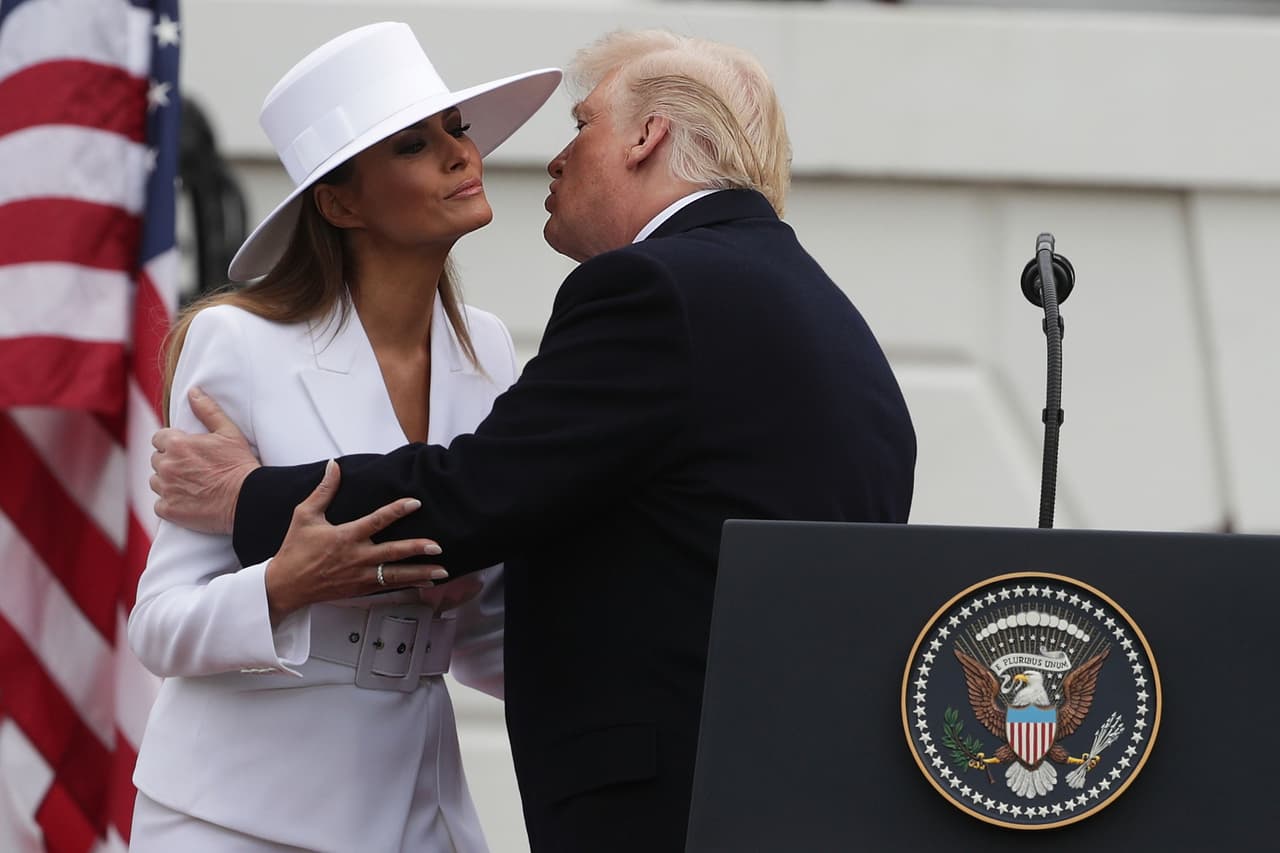 El gran sombrero blanco de Melania Trump no logró disimular la tensión entre las manos del presidente y la primera dama