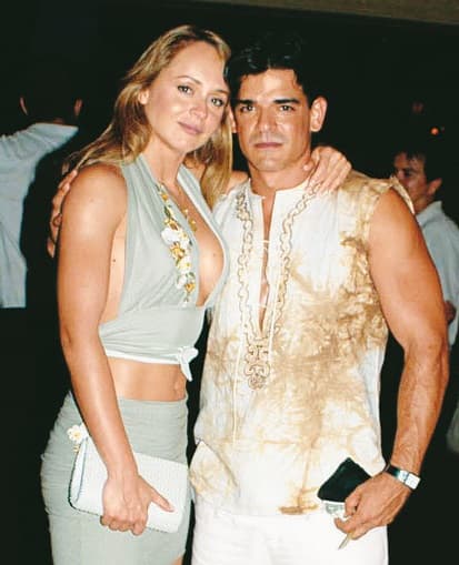 Gaby Spanic y José Ángel Llamas estaban casados con otras personas (ella con el galán venezolano Miguel de León, él con la que fuera su novia de toda la vida y con quien tenía un hijo), pero la pasión prendió cuando grabaron 'La venganza' en Colombia y abandonaron todo para vivir un romance que no duró más de un año y dejó muchos heridos, entre ellos la pareja, que terminó mal y no se han vuelto a hablar. José Angel ahora está casado con Mara Croatto y renunció a la actuación para predicar la religión cristiana, mientras que Gabriela está soltera, tuvo un hijo, y se reconcilió con su hermana gemela, Dany.